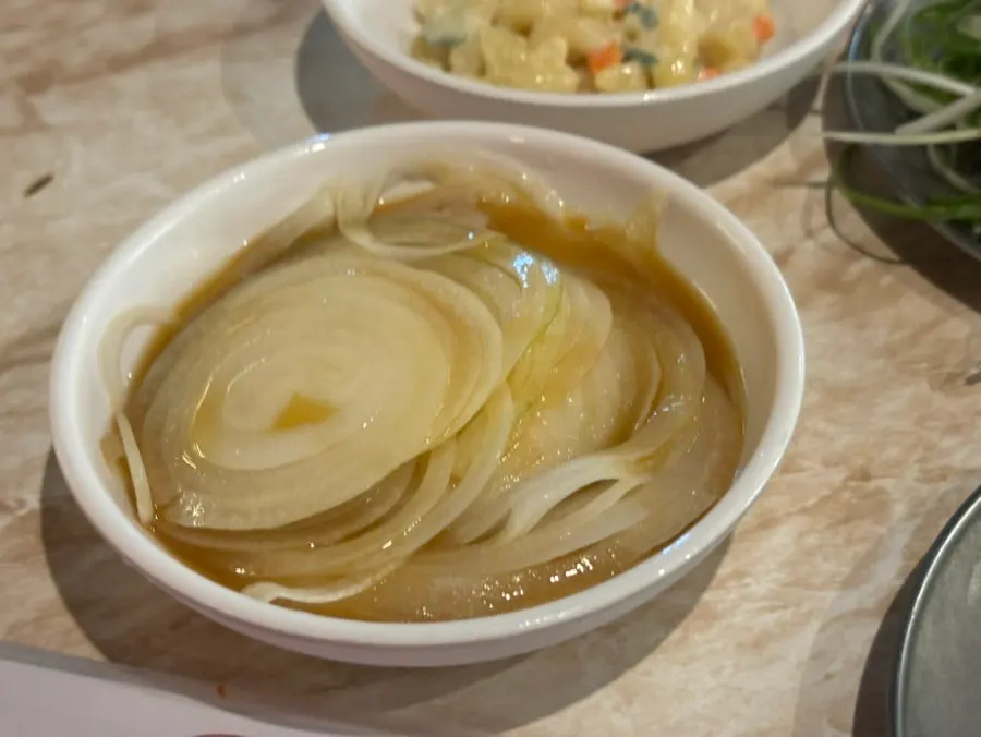 김치와 양파절임 등 기본찬