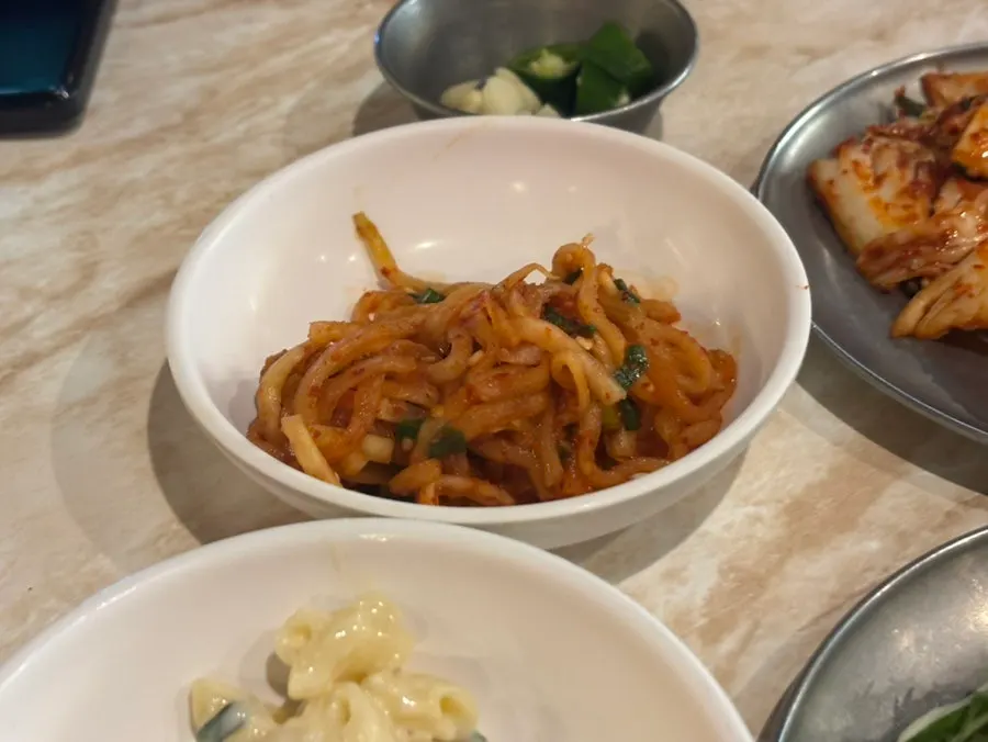 마카로니 샐러드 등 밑반찬 접시