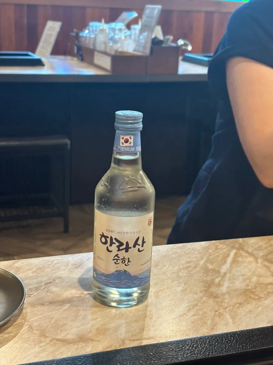 파와 버섯이 함께 담긴 흑돼지 생고기