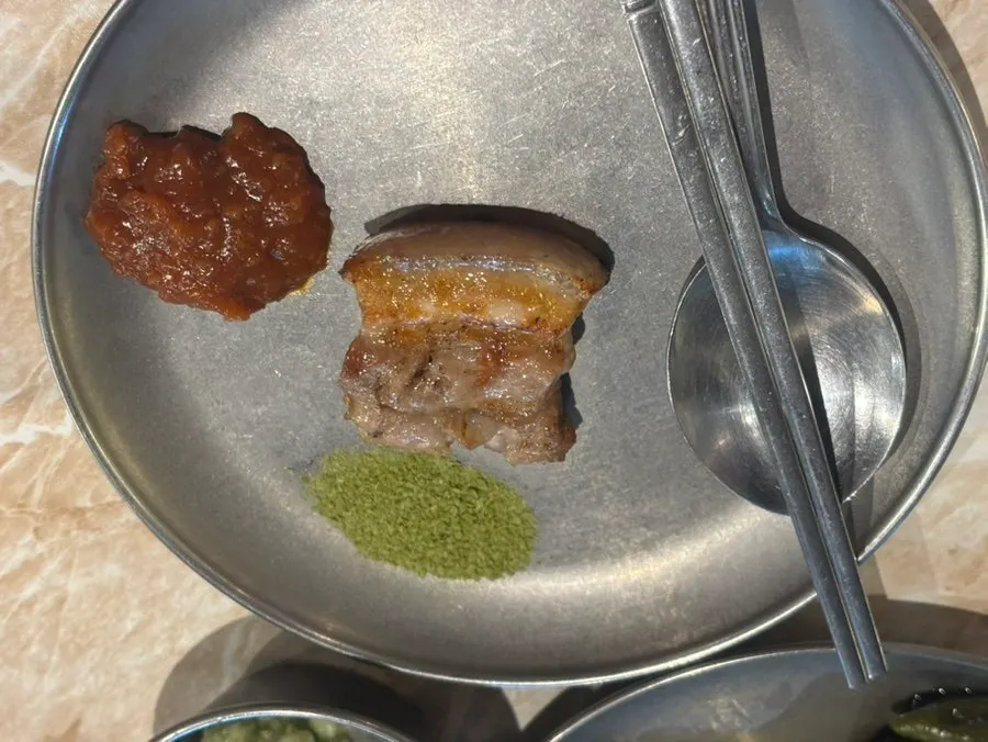 게장과 흑돼지 구이 조합