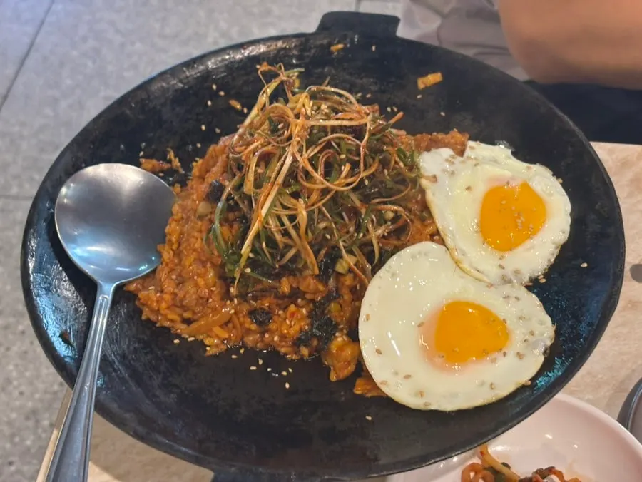 젓가락으로 집어든 흑돼지 한 점