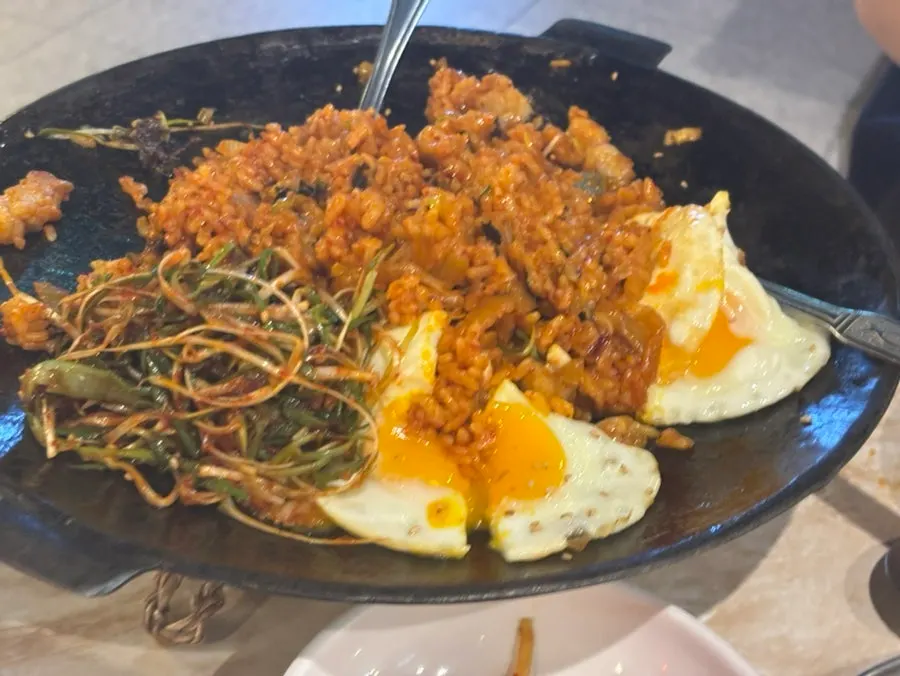 파채와 반숙 계란후라이가 올라간 김치볶음밥