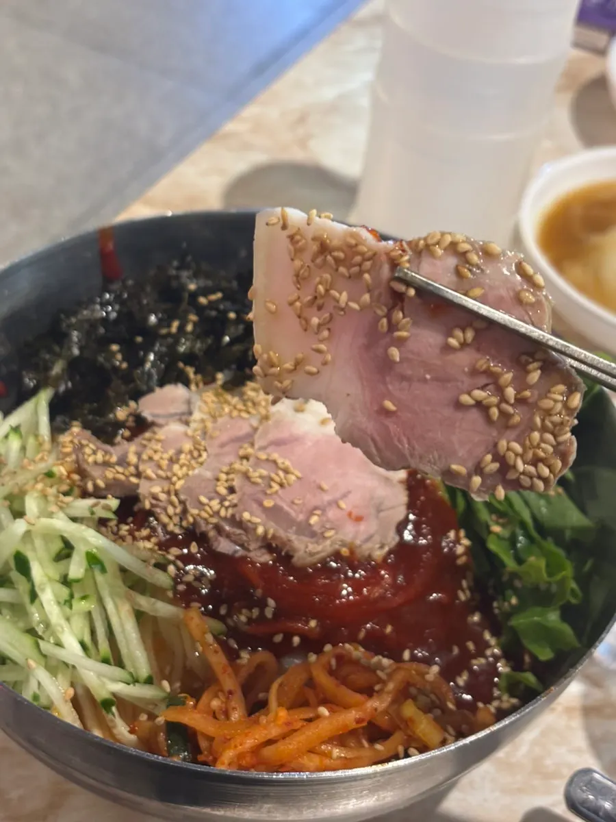 고기가 올라간 비빔국수