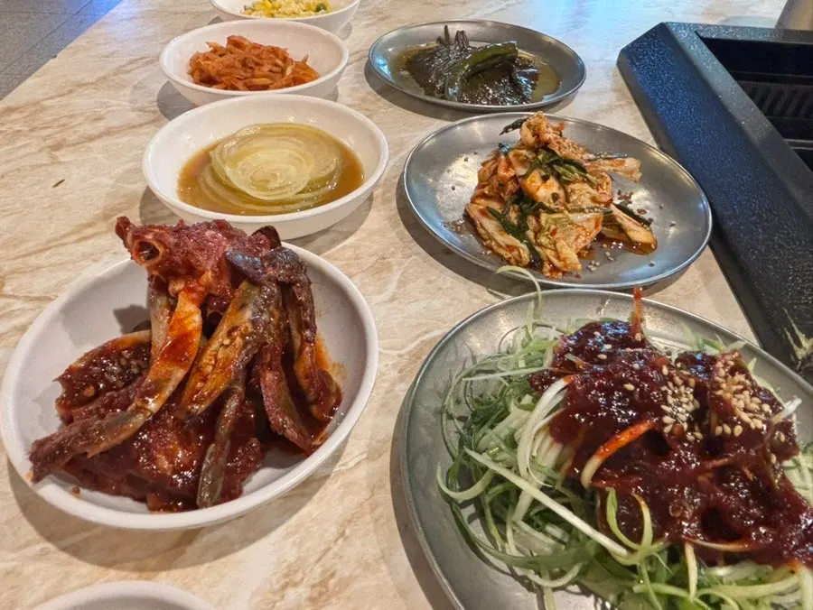 양념게장과 밑반찬이 깔린 포크80 기본 상차림
