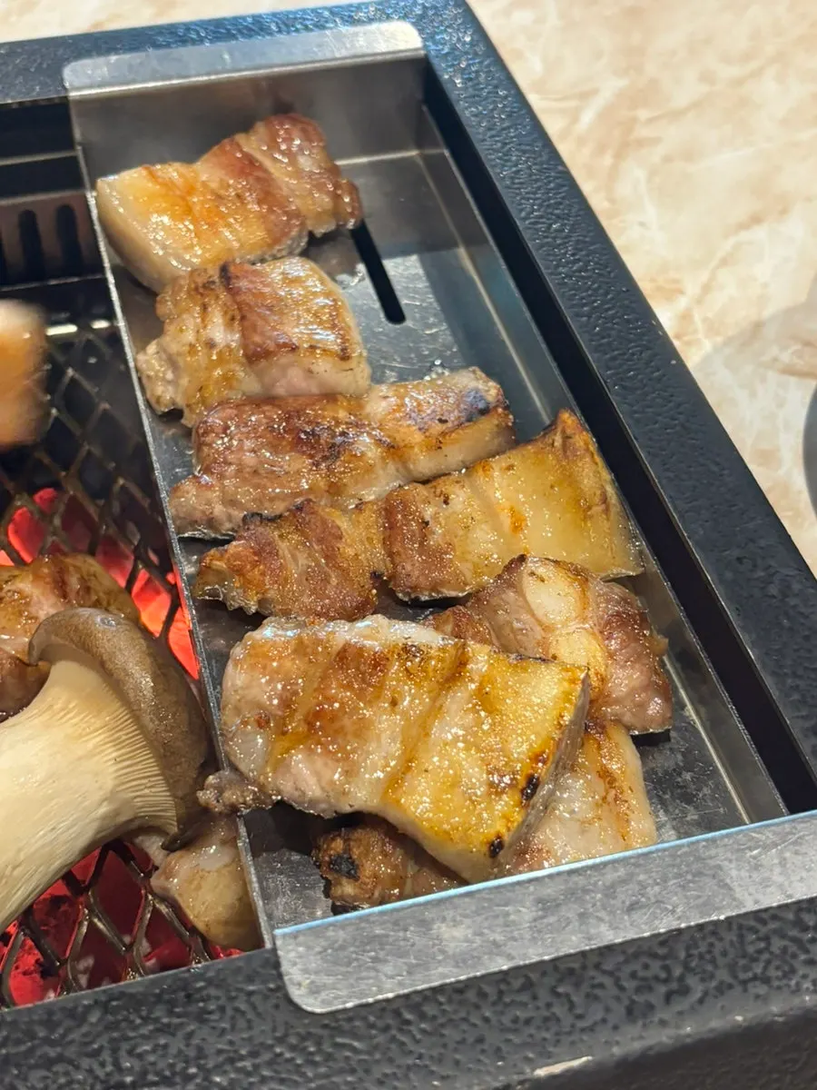 두툼하게 구워진 난축맛돈 한 점