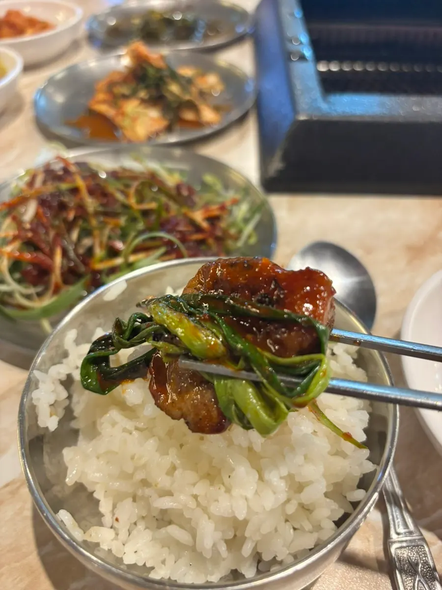 멜젓에 찍은 흑돼지 고기 한 점