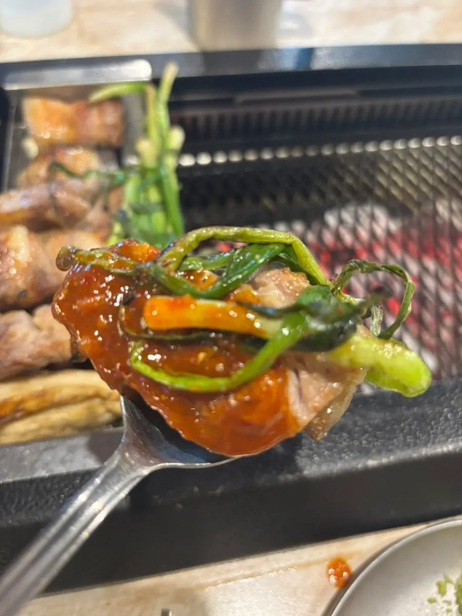 불판 위 난축맛돈과 구운 파
