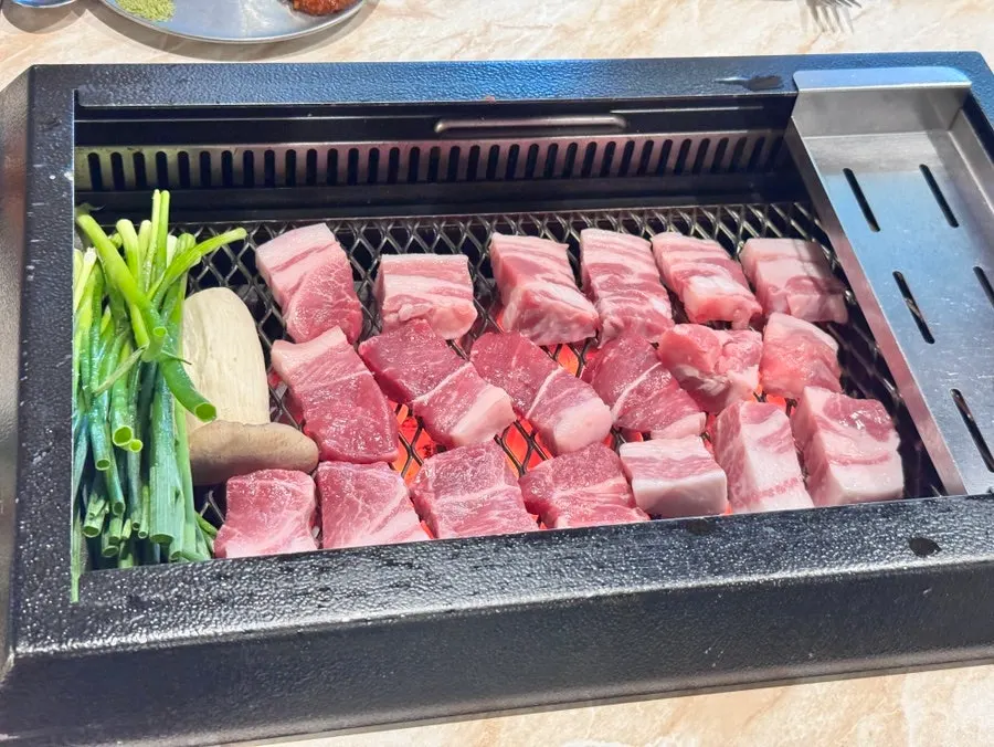 Nanchuk Matdon black pork placed on the grill