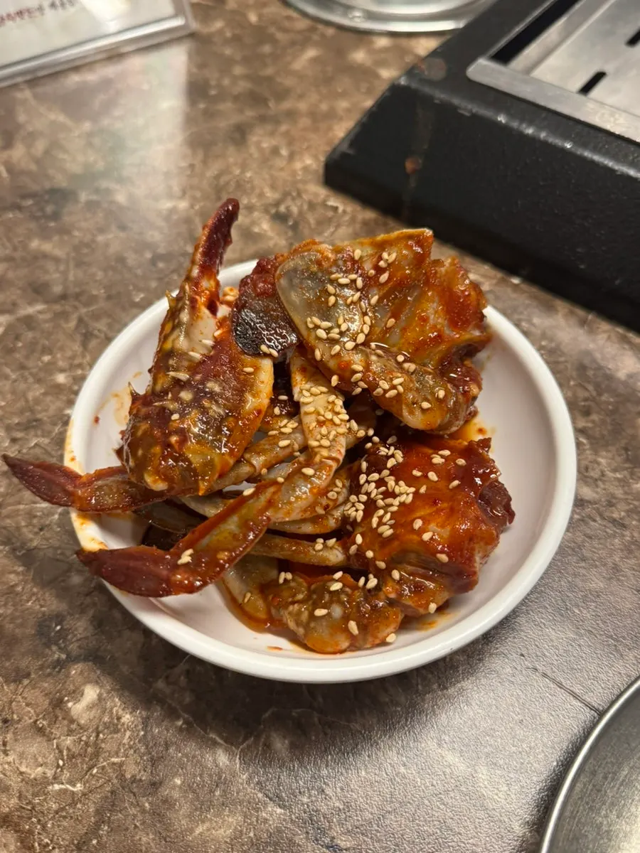 멜젓에 찍은 흑돼지 한 점