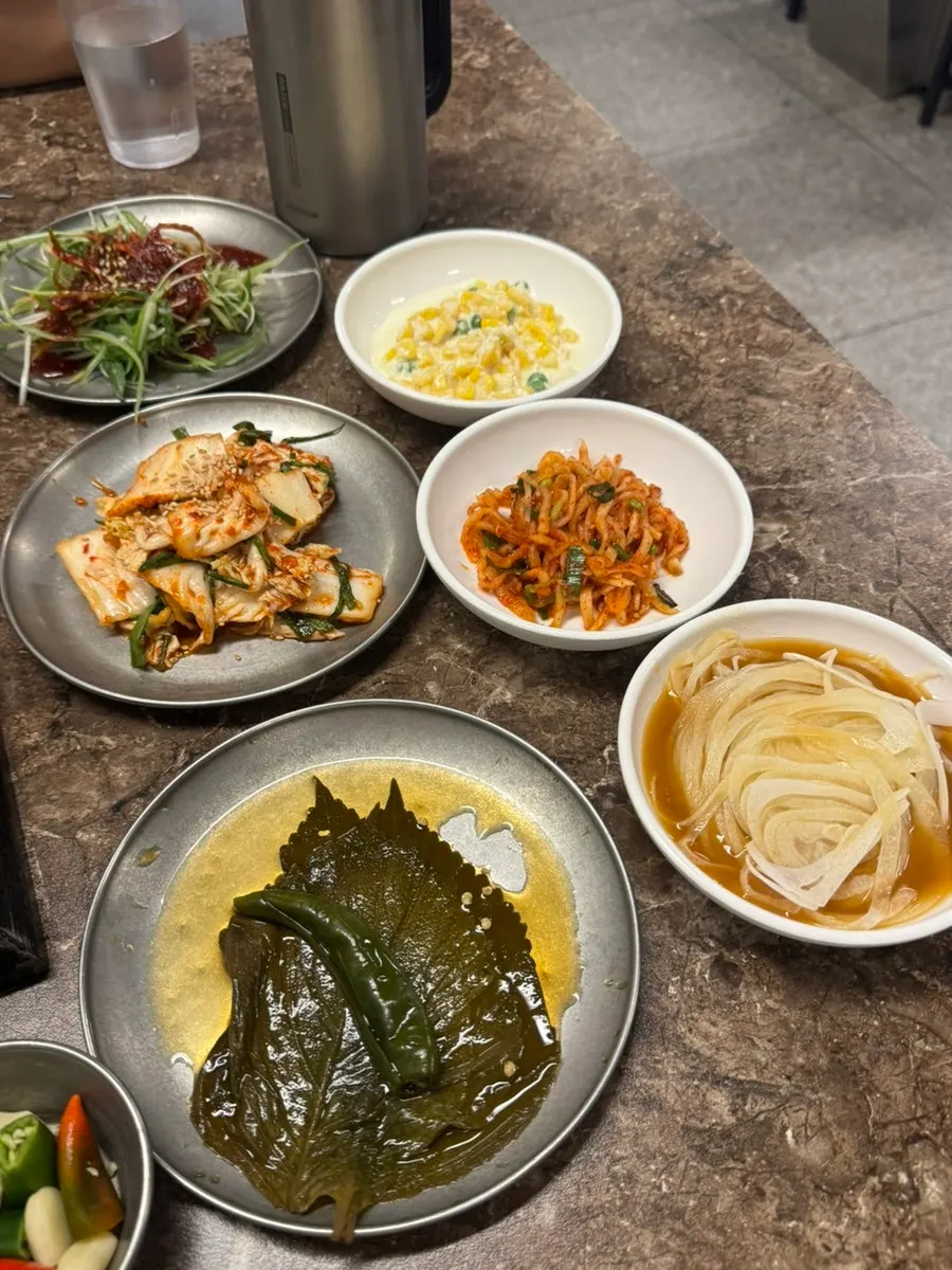 테이블에 깔린 밑반찬