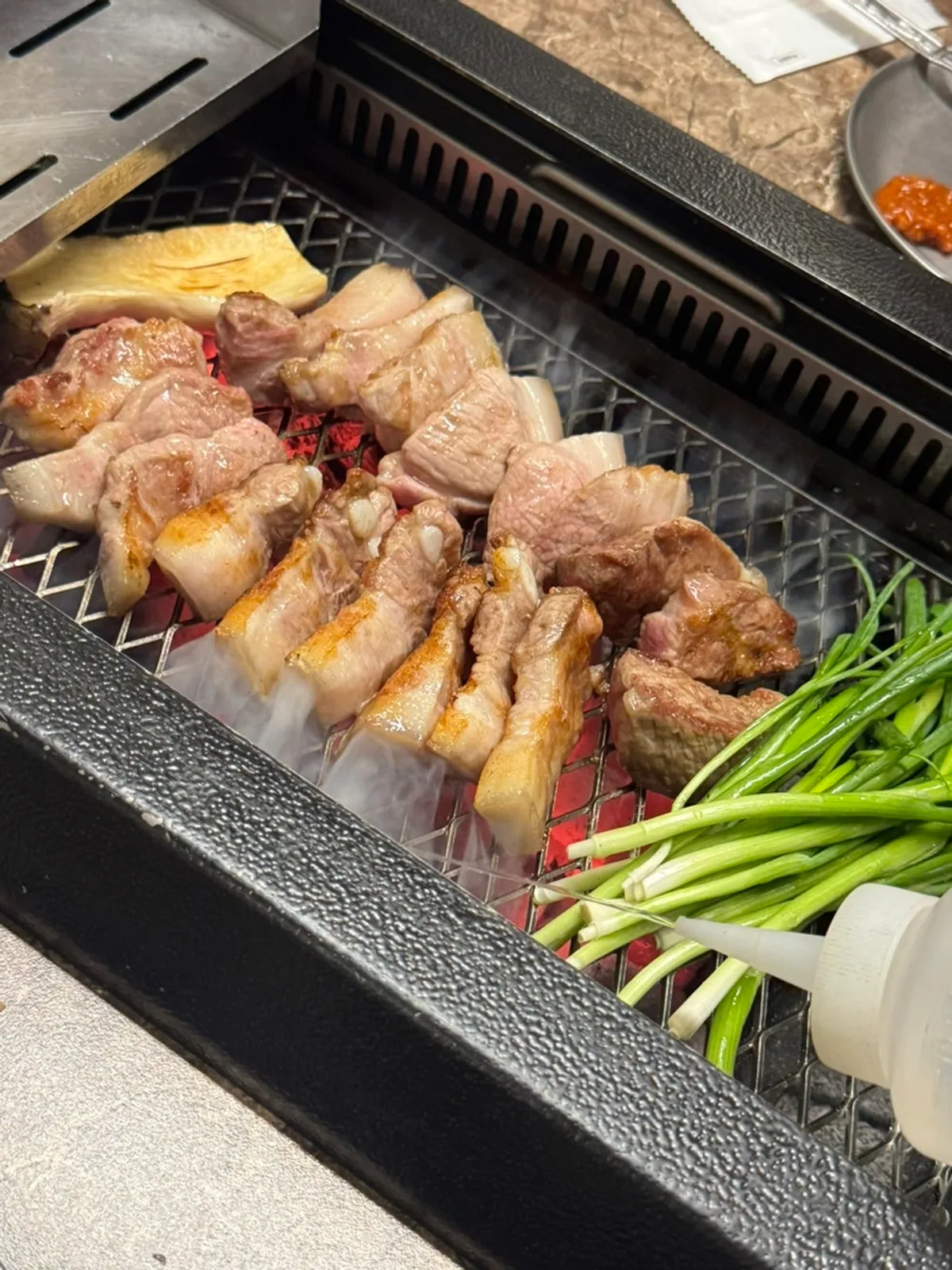 불판에서 구워지는 난축맛돈 흑돼지