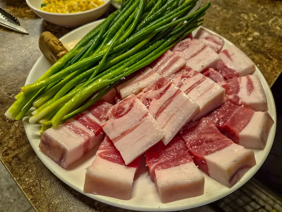 선홍색 제주 토종 흑돼지 난축맛돈