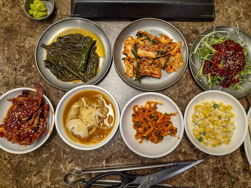 난축맛돈 지방 결이 보이는 고기 접시
