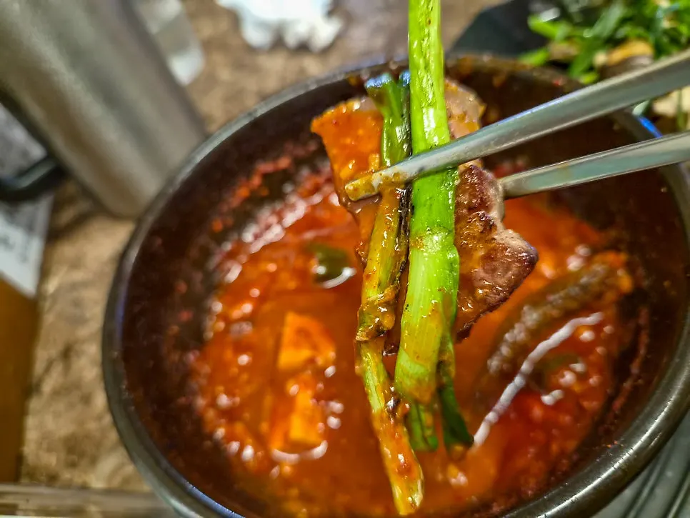 멜조림에 찍은 흑돼지와 구운 쪽파