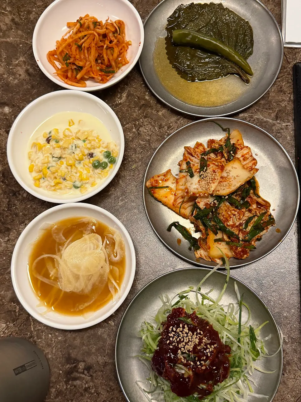 콘샐러드와 파채무침 등 기본찬 상차림