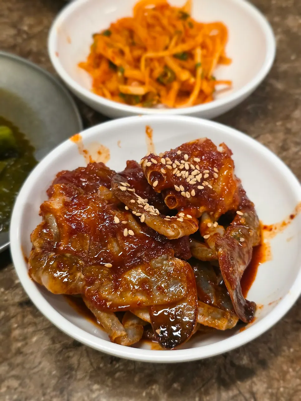 기본찬으로 나온 양념게장 접시