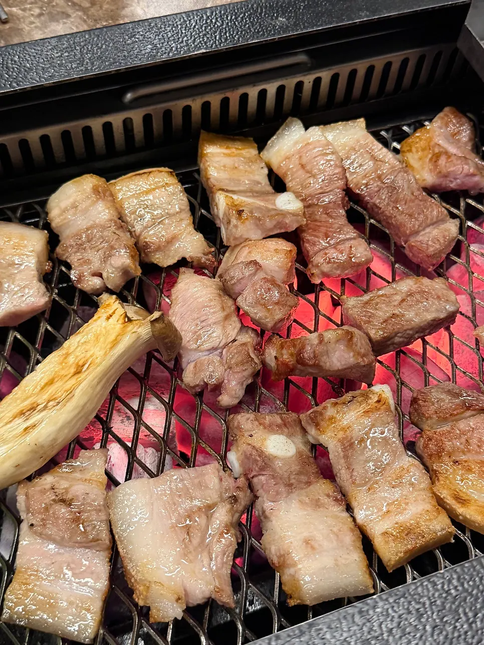 숯불 그릴 위에서 구워지는 난축맛돈
