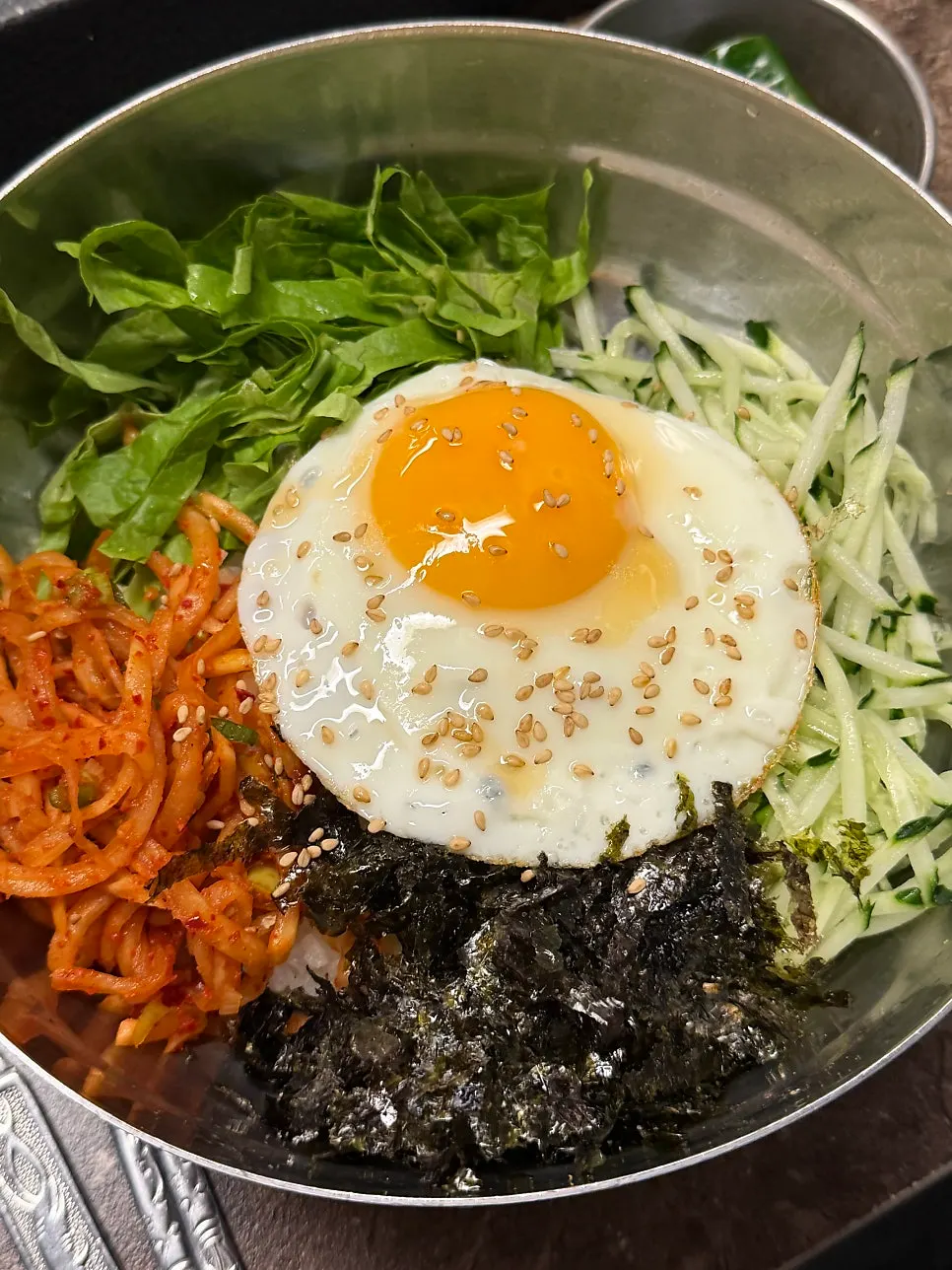 멜조림에 비벼 먹는 포크밥 야채 비빔밥
