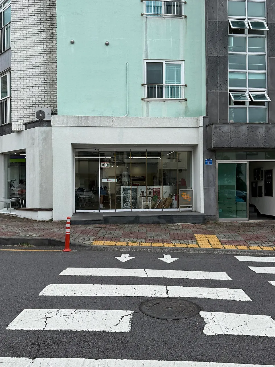 제주시 구남로2길 글러트니커피 외관