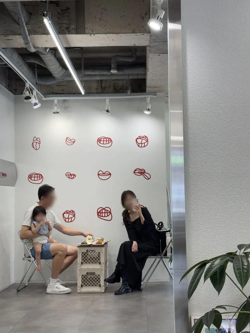 아기와 함께 앉은 카페 좌석