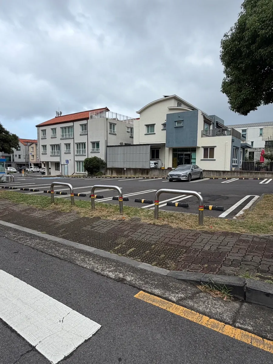 Building housing Gluttony Coffee near Jeju Airport