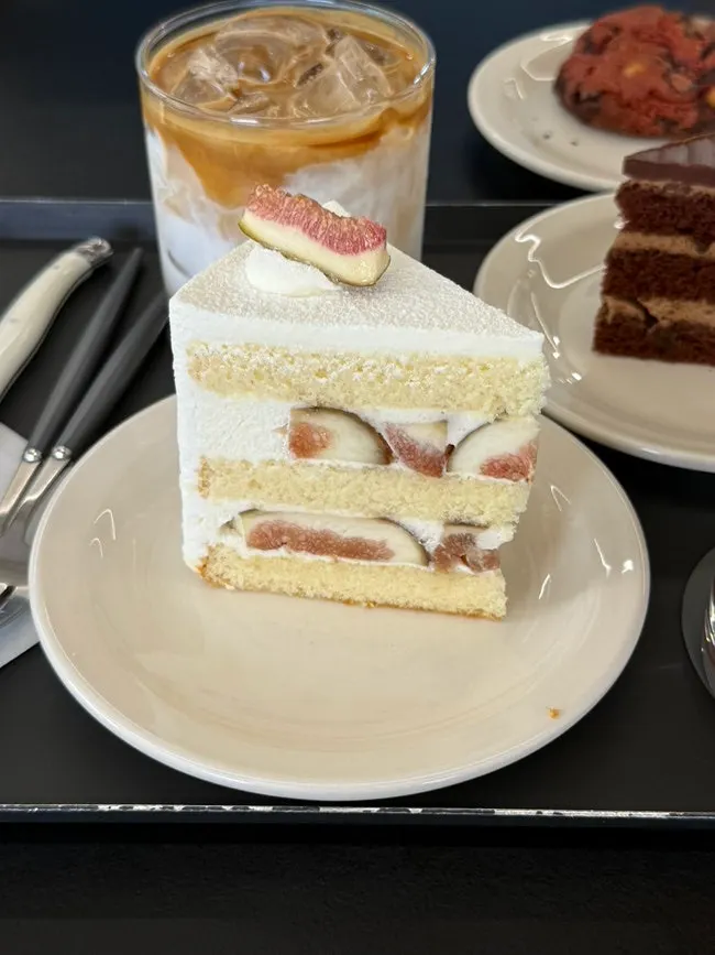 Fig cake and coffee