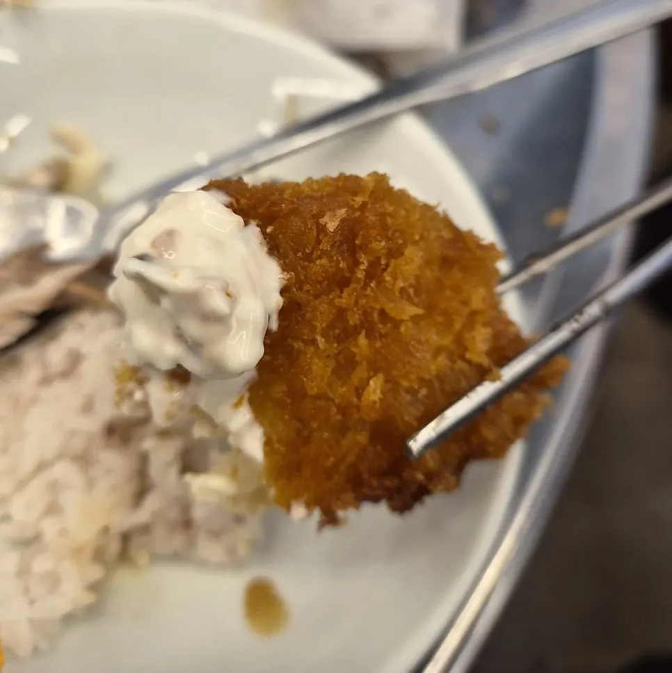 Fish cutlet served with tartar sauce