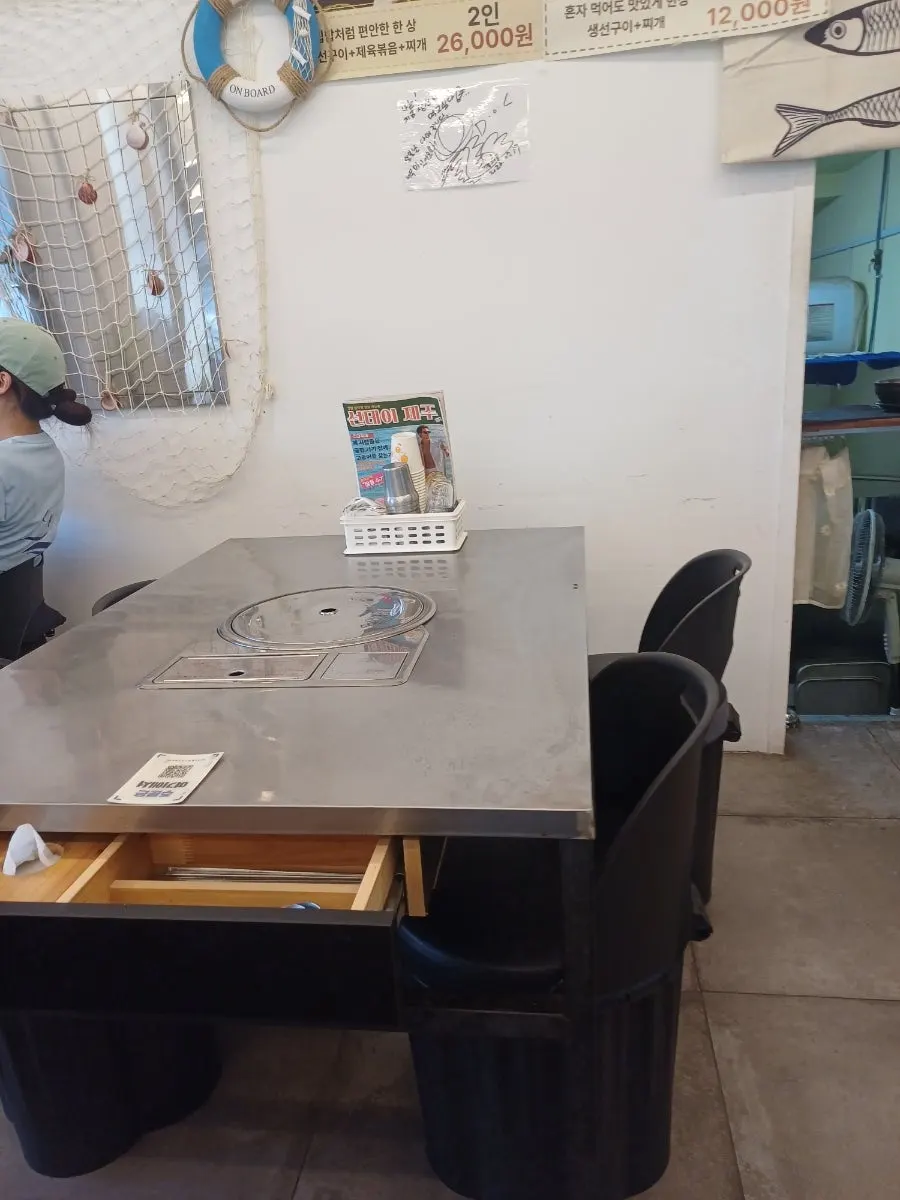 Round tables inside the restaurant