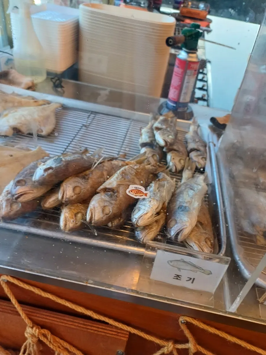 Display of grilled fish
