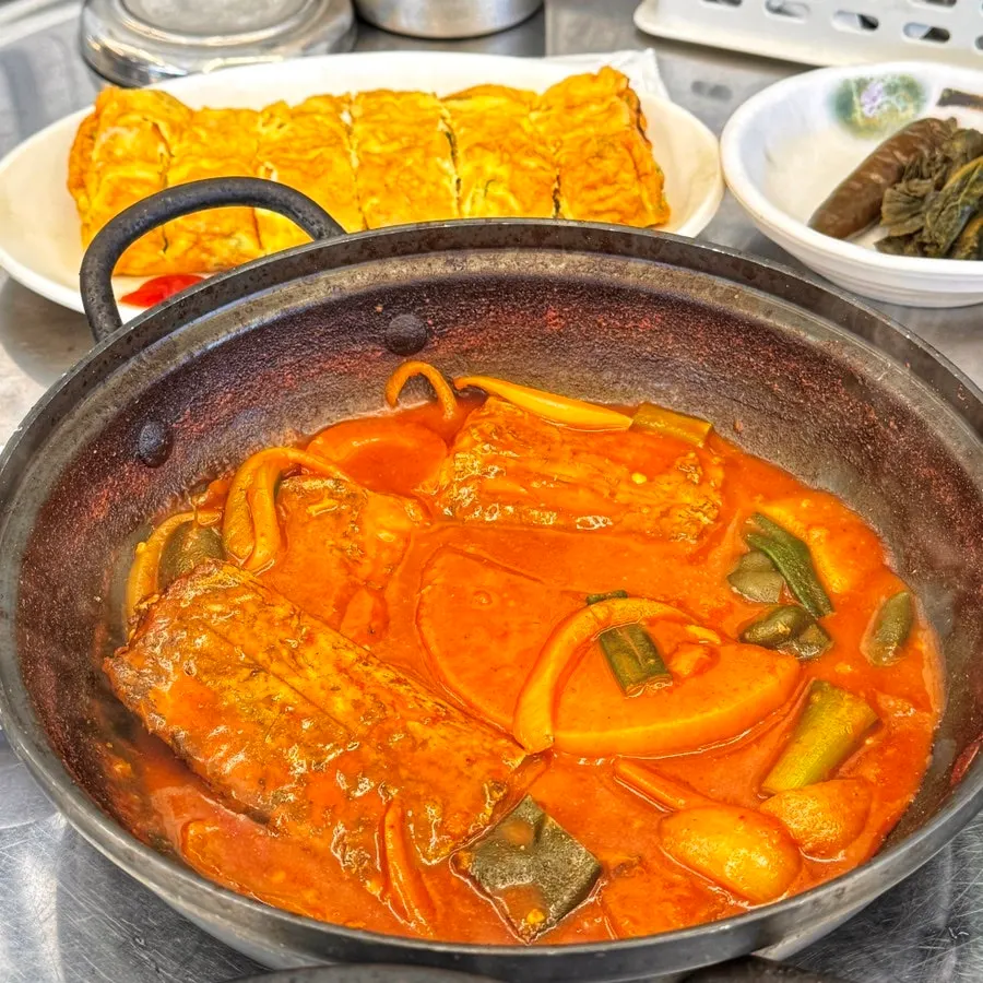 Braised cutlassfish in red sauce