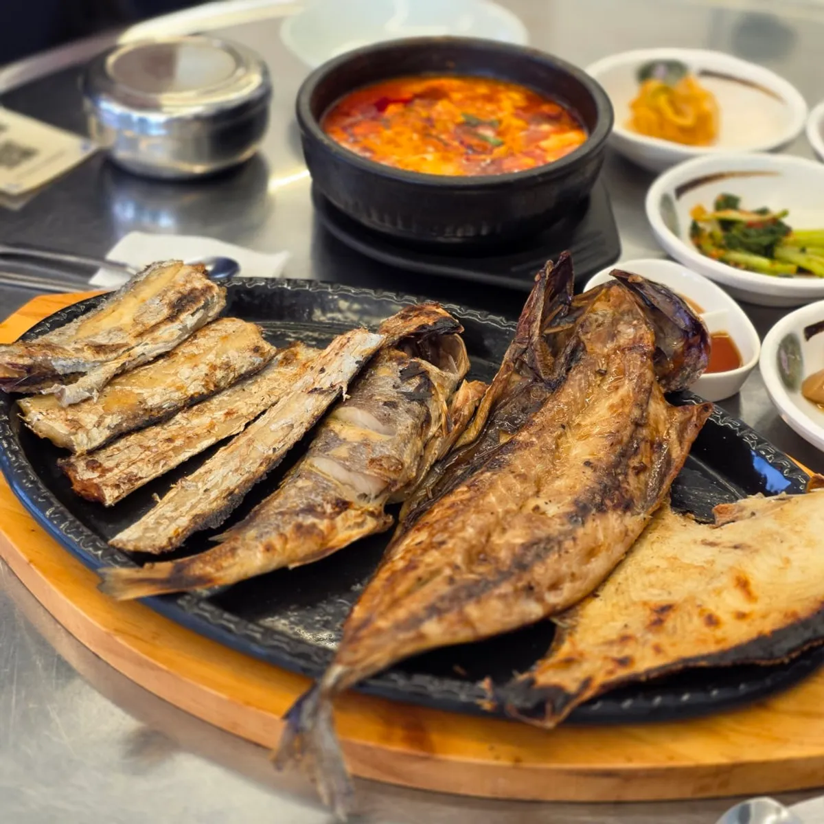 큰아들정식 모둠생선구이의 노릇한 갈치구이