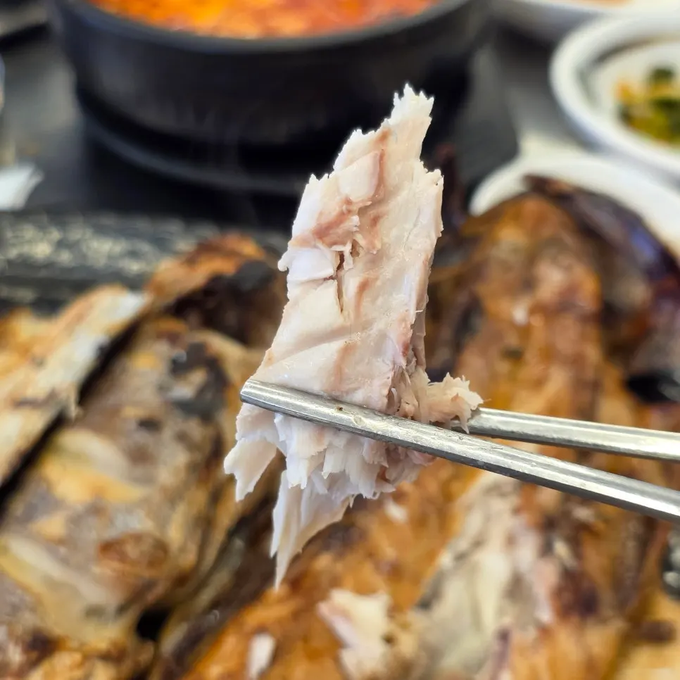 반으로 나뉘어 나온 큼직한 고등어구이