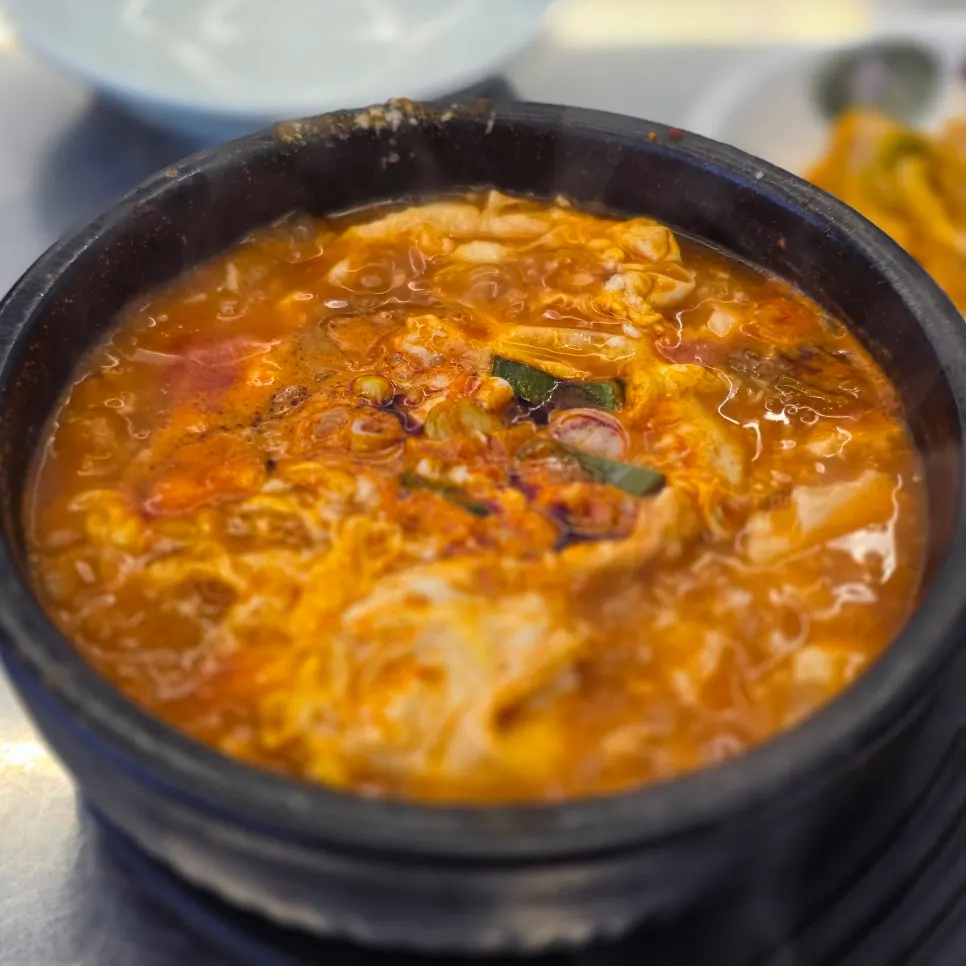 정식과 함께 나온 순두부찌개