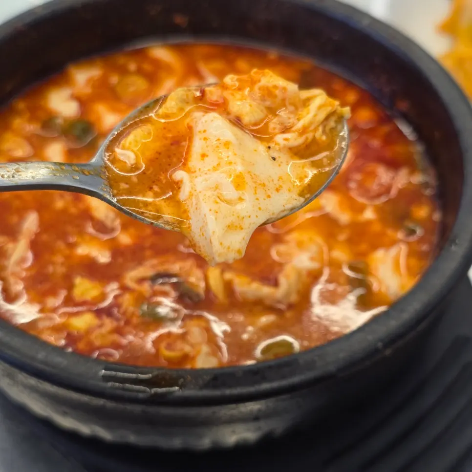 모둠생선구이와 순두부찌개, 반찬이 차려진 상