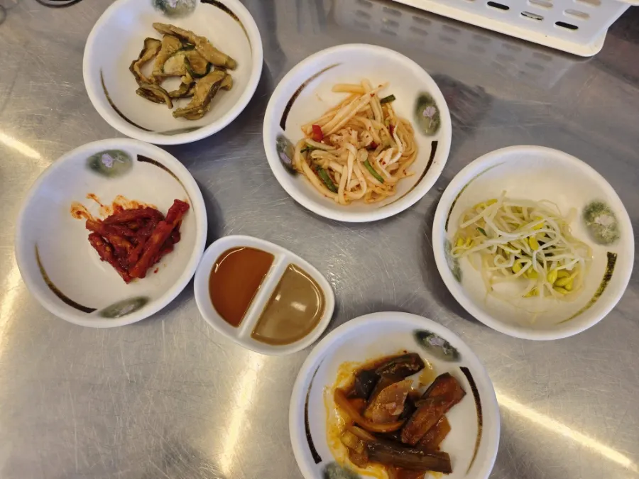 주문 직후 차려진 밑반찬 한 상
