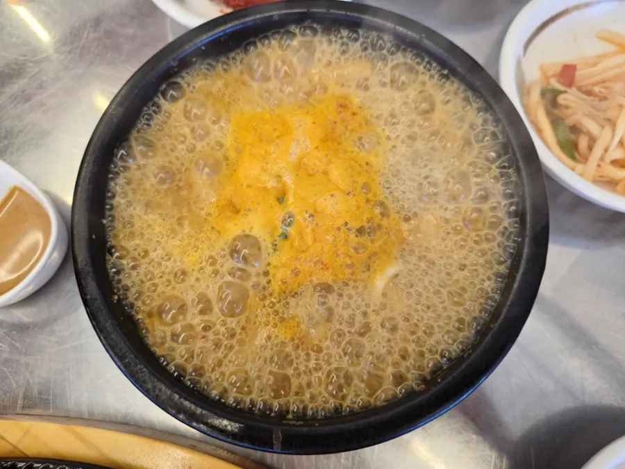 노릇하게 구워진 생선구이 접시