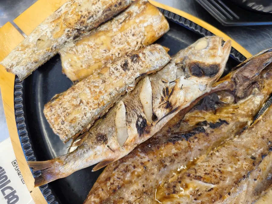 청국장과 밥, 반찬이 놓인 식탁