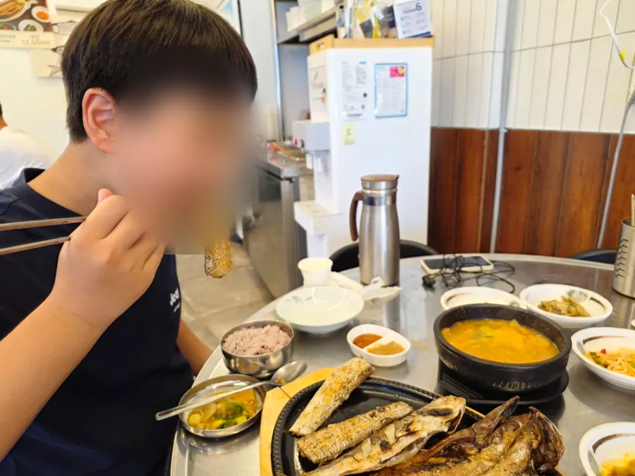 발라낸 생선살을 올린 흰쌀밥
