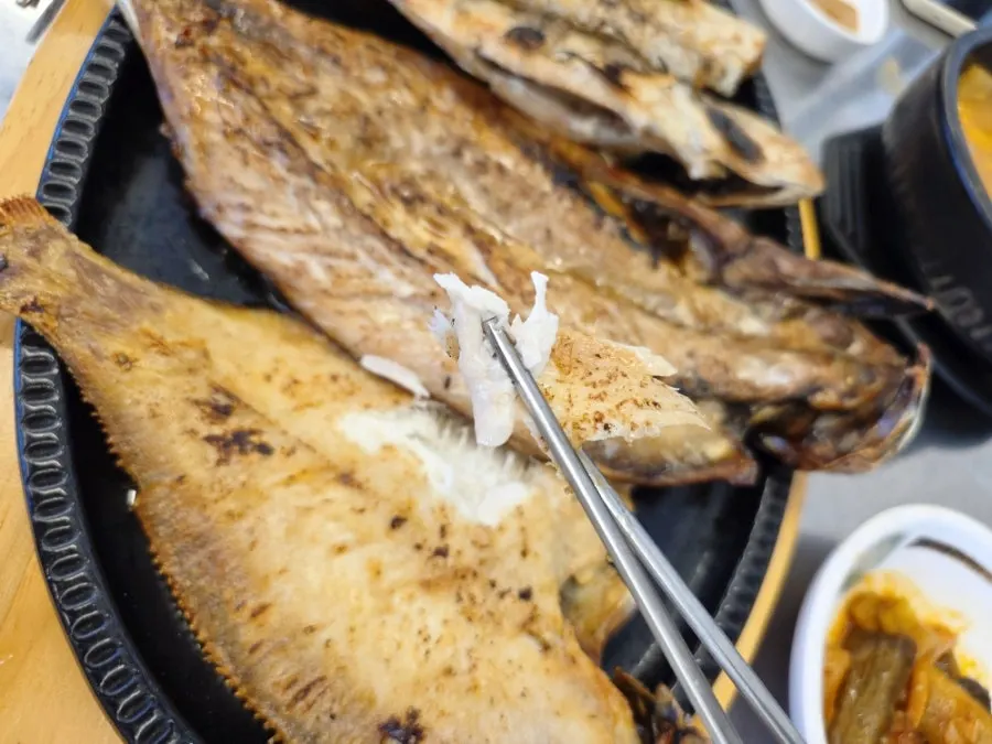 젓가락으로 집은 갈치 살