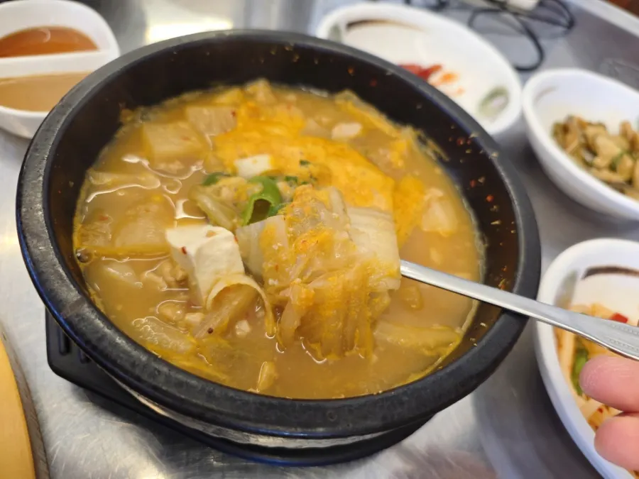 청국장에 밥을 말아 먹는 모습