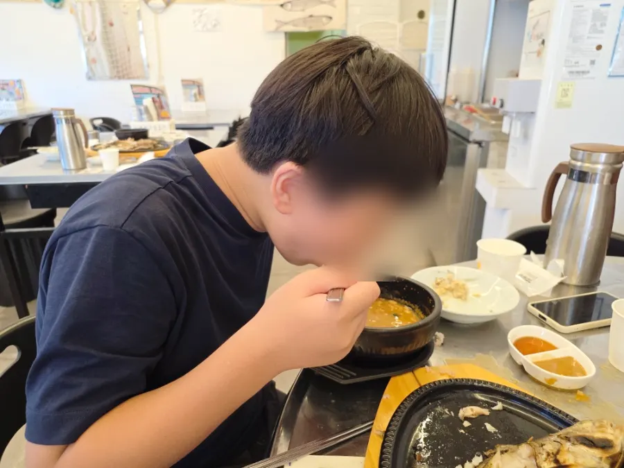뚝배기를 비운 아이의 식사 자리