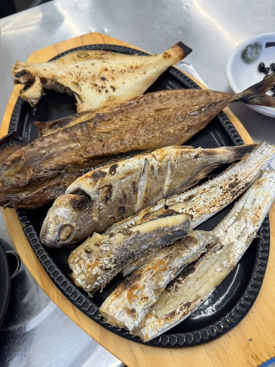 Plate of mackerel, cutlassfish, croaker, and flounder