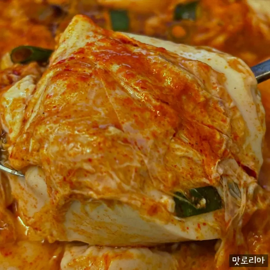 생선구이와 찌개, 반찬이 놓인 전체 상차림