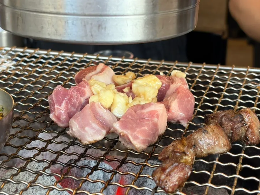 Garlic grilled together on the grill plate