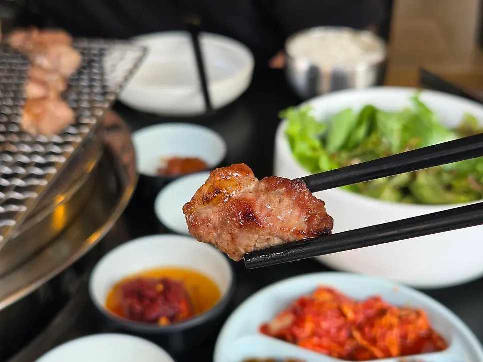 돌격한우 고기 구이 장면