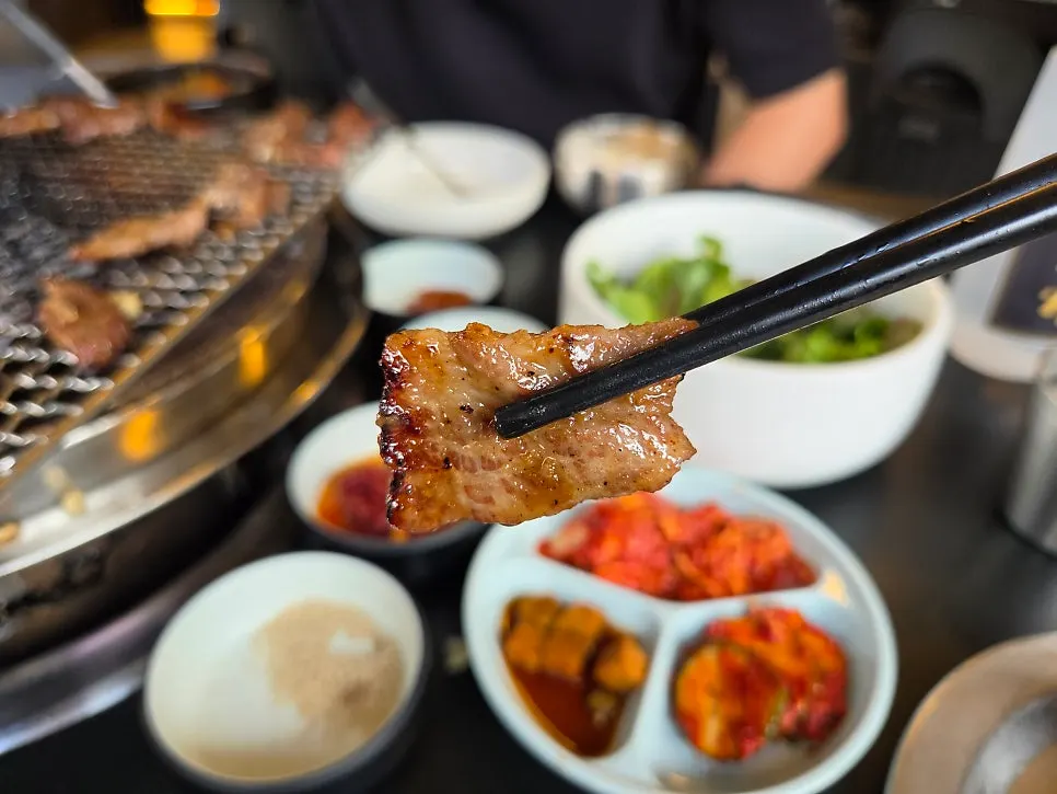 돌격한우 한우 구이와 기본 차림
