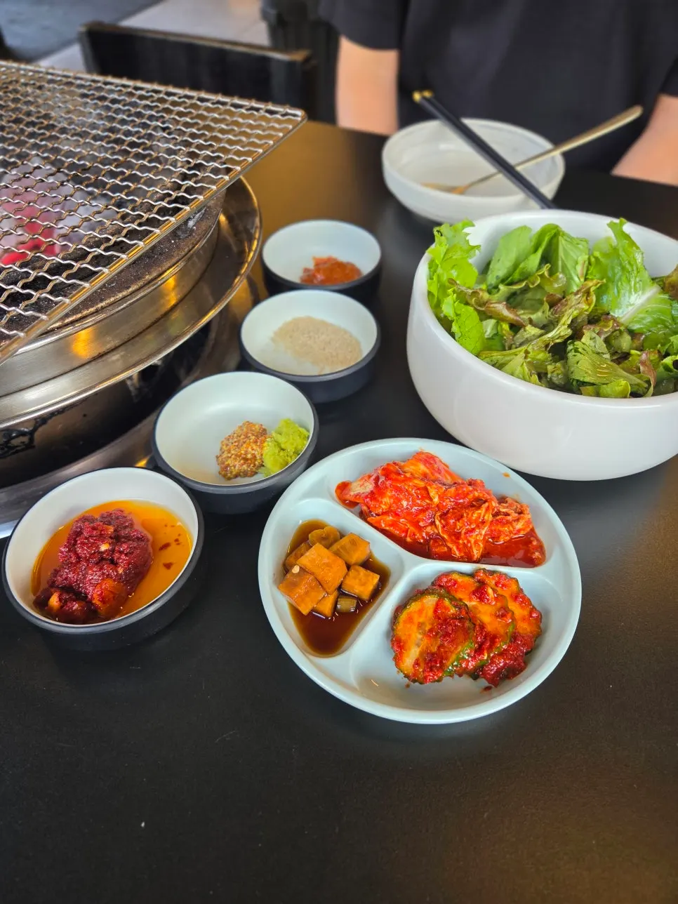 돌격한우 반찬과 소스로 구성된 기본 차림