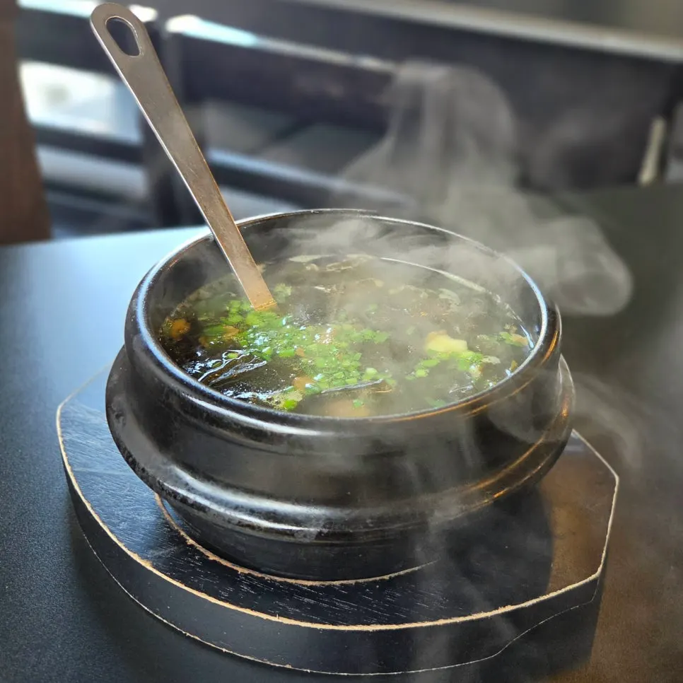 뚝배기에 담겨 나온 기본 미역국