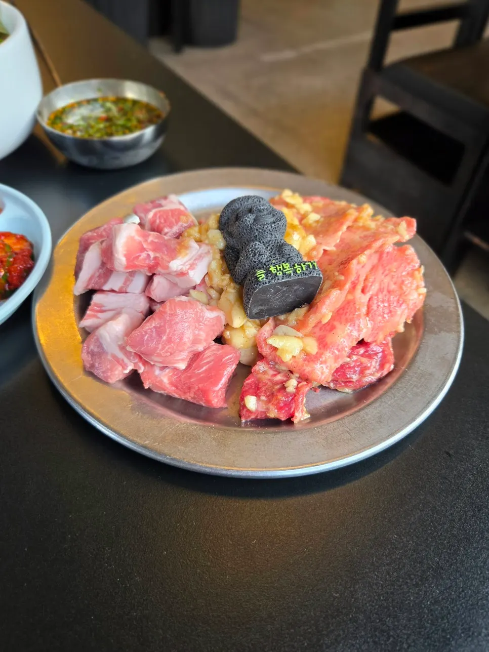 하루방 장식과 함께 나온 마농 갈비살과 흑돼지 깍뚝목살