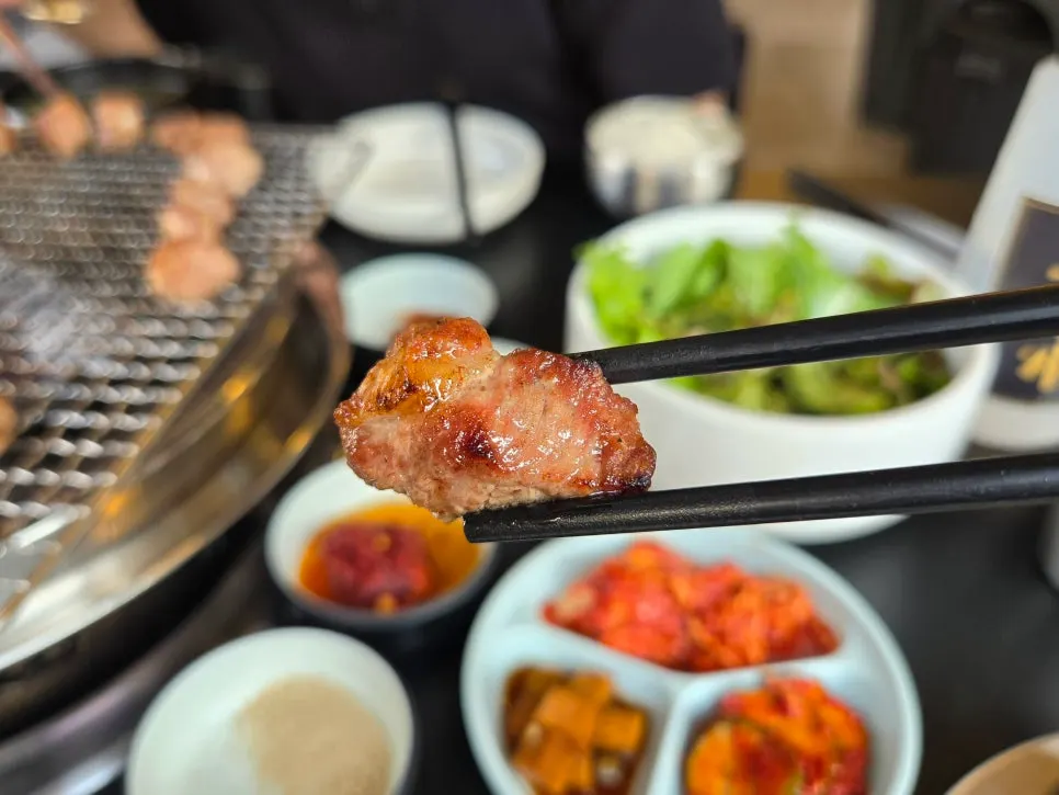 노릇하게 익은 흑돼지 깍뚝목살